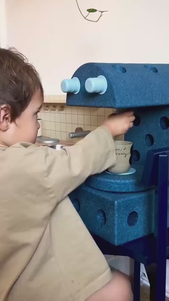 יום של משחק עם בלוקי קצף בבית